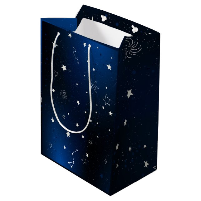 Dunkle Galaxie mit Sternen Mittlere Geschenktüte (Rückseite Schrägansicht)