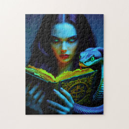 Dunkle Hexe mit Schlange und Zauberbuch