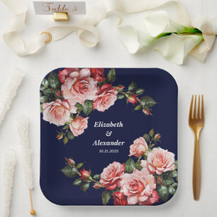 Dunkle, launische rosa und rote Rosen, marineblaue Pappteller