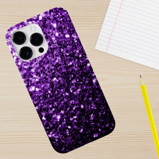 Dunkle Lila Glitzer Glitzern iPhone 15 Pro Max Hülle (Sparkle up and protect your phone with trendy faux sparkles phone case. In many different colors.)