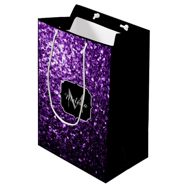 Dunkle Lila Imitate glänzen Glitzer Glitzern Monog Mittlere Geschenktüte (Vorderseite Schrägansicht)
