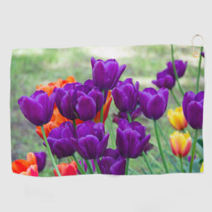 Dunkle lila Tulpen an einem sonnigen Tag im Garten Golfhandtuch