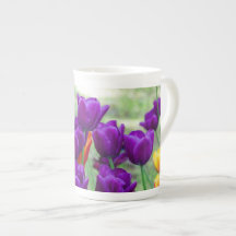 Dunkle lila Tulpen an einem sonnigen Tag im Garten