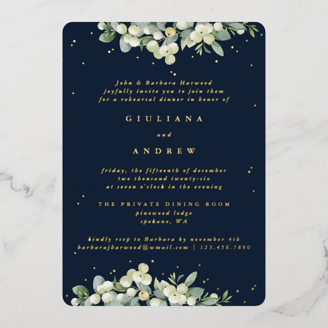 Dunkle Navy Snowberry+Eukalyptus Wedding Probe Folieneinladung (Vorderseite)