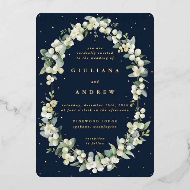 Dunkle Navy Snowberry+Eukalyptus Winter Wedding Folieneinladung (Vorderseite)
