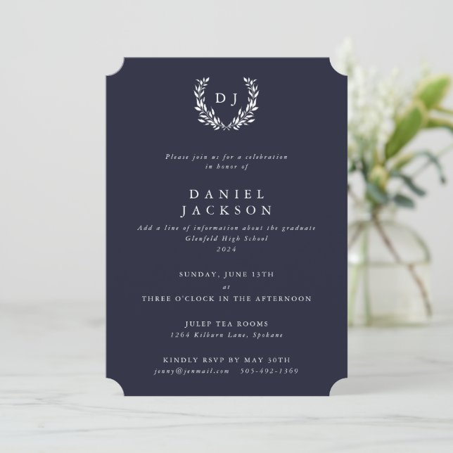 Dunkle Navy+White Monogram Laurel Wreath Abschluss Einladung (Stehend Vorderseite)