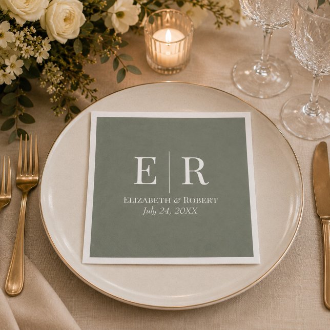 Dunkle Oliven-Monogramm-Hochzeitsserviette Serviette (Dark Olive Monogram Wedding Napkin on an elegant wedding table with white flowers)