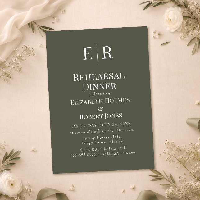 Dunkle Oliven-Monogramm-Probeabend-Einladung Einladung (Dark Olive Monogram Rehearsal Dinner Invitation on a wedding table with white flowers)