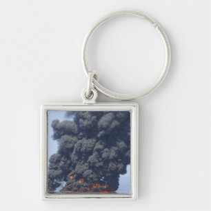 Dunkle Rauchwolken und Feuer tauchen 2 auf Schlüsselanhänger