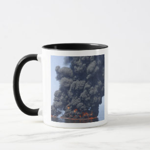 Dunkle Rauchwolken und Feuer tauchen 2 auf Tasse