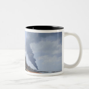 Dunkle Rauchwolken und Feuer tauchen 3 auf Zweifarbige Tasse