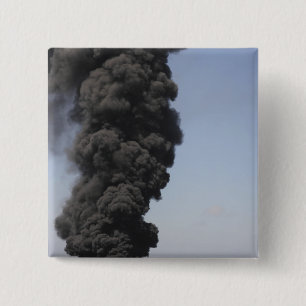 Dunkle Rauchwolken und Feuer tauchen auf Button