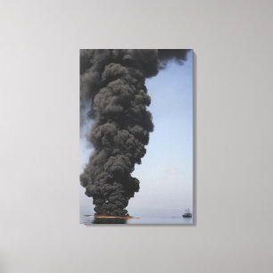 Dunkle Rauchwolken und Feuer tauchen auf Leinwanddruck