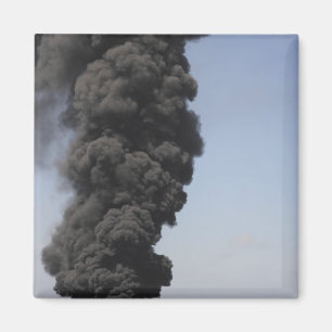 Dunkle Rauchwolken und Feuer tauchen auf Magnet