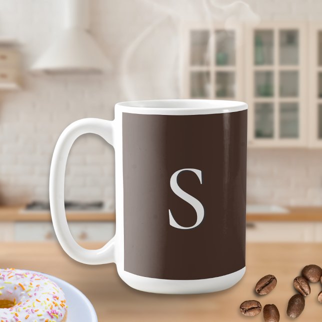 Dunkle Schokolade Braun Stilvolle Minimalistische  Kaffeetasse (A stylish coffee mug with monogram initial on both sides, on a dark chocolate brown background)