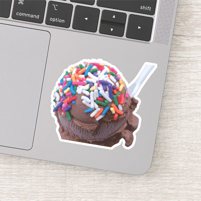 Dunkle Schokolade Eiscreme mit Regenbogensprinklen Aufkleber (Detail)