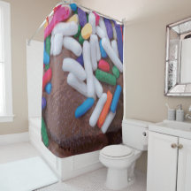 Dunkle Schokolade Eiscreme mit Regenbogensprinklen