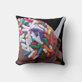 Dunkle Schokolade Eiscreme mit Regenbogensprinklen Kissen