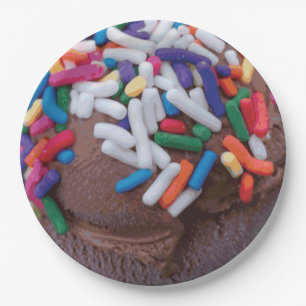 Dunkle Schokolade Eiscreme mit Regenbogensprinklen Pappteller