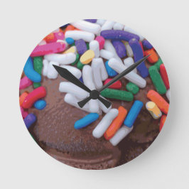 Dunkle Schokolade Eiscreme mit Regenbogensprinklen Runde Wanduhr