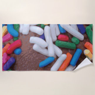 Dunkle Schokolade Eiscreme mit Regenbogensprinklen Strandtuch