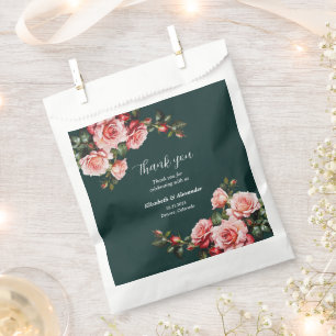 Dunkle, stimmungsvolle rosa und rote Rosen grüne H Geschenktütchen