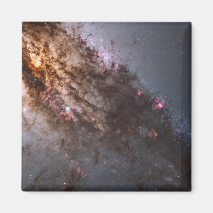 Dunkle Streifen von Staubkreuzen überqueren Centau Magnet