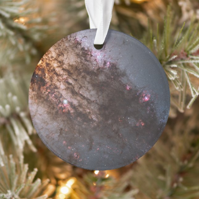 Dunkle Streifen von Staubkreuzen überqueren Centau Ornament (Baum)