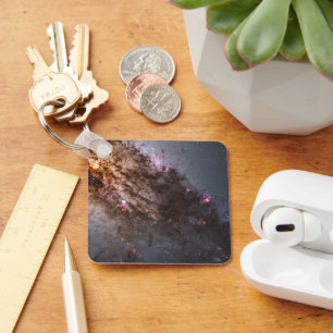 Dunkle Streifen von Staubkreuzen überqueren Centau Schlüsselanhänger