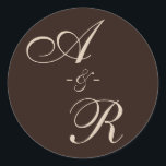 Dunkle Terracotta Monogram Wedding Runder Aufkleber<br><div class="desc">Dieser runde Monogramm-Aufkleber ist der perfekte Weg, um Ihrer Hochzeitskorrespondenz eine Touch von Eleganz und Eleganz hinzuzufügen. Die rustikalen Farbtöne sind zeitlos und stilvoll, und die individuell gestaltbaren Initialen machen es zu einer einzigartigen und persönlichen Touch für Ihren besonderen Tag. Dieses Design ist Teil meiner Terracotta Treasures Wedding Collection. Karo...</div>