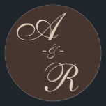 Dunkle Terracotta Monogram Wedding Runder Aufkleber<br><div class="desc">Dieser runde Monogramm-Aufkleber ist der perfekte Weg, um Ihrer Hochzeitskorrespondenz eine Touch von Eleganz und Eleganz hinzuzufügen. Die rustikalen Farbtöne sind zeitlos und stilvoll, und die individuell gestaltbaren Initialen machen es zu einer einzigartigen und persönlichen Touch für Ihren besonderen Tag. Dieses Design ist Teil meiner Terracotta Treasures Wedding Collection. Karo...</div>