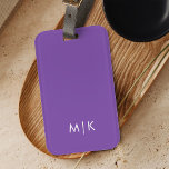 Dunkle Violet Lila | Modernes Monogramm Gepäckanhänger<br><div class="desc">Dieses moderne Gepäckanhänger-Design zeichnet sich durch einen dunkelvioletten lila Hintergrund aus. Ihre Initialen in fett weißem Text sorgen für ein schlichtes,  farbenfroh und dennoch berufliches Aussehen.</div>