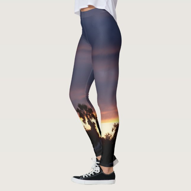 dunkle Wolken bei Sonnenuntergang auf den Leggings (Links)