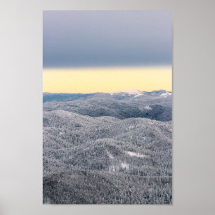 Dunkle Wolken Sonnenhimmel und schneebedeckter Win Poster