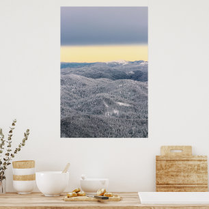 Dunkle Wolken sonniger Himmel und schneebedeckter Poster