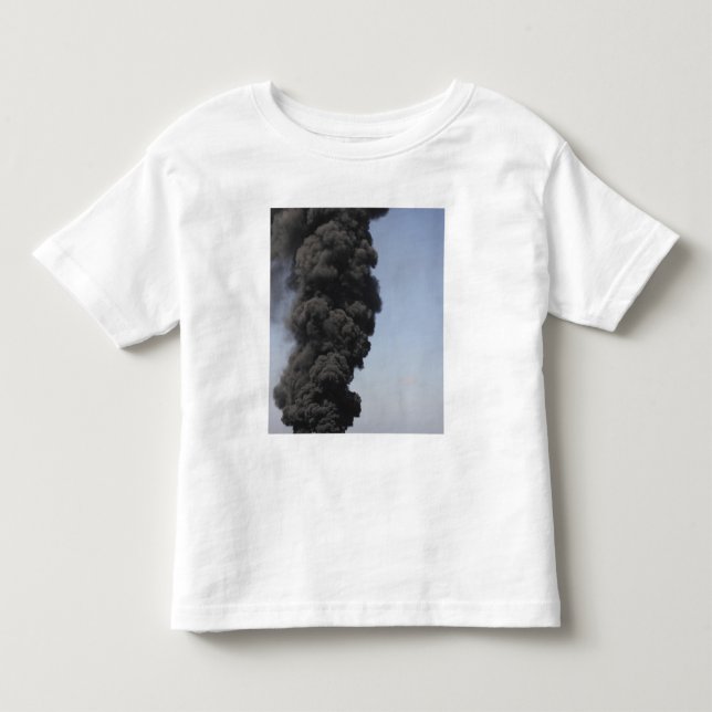 Dunkle Wolken von Rauch und Feuer entstehen Kleinkind T-shirt (Vorderseite)
