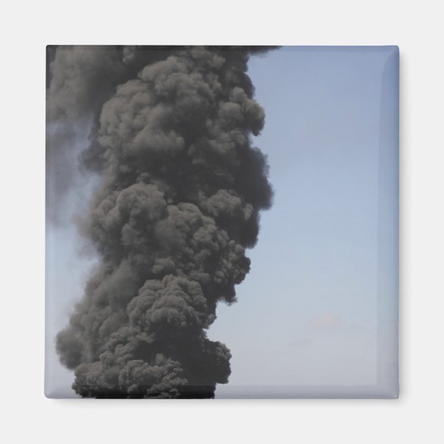 Dunkle Wolken von Rauch und Feuer entstehen Magnet (Vorne)