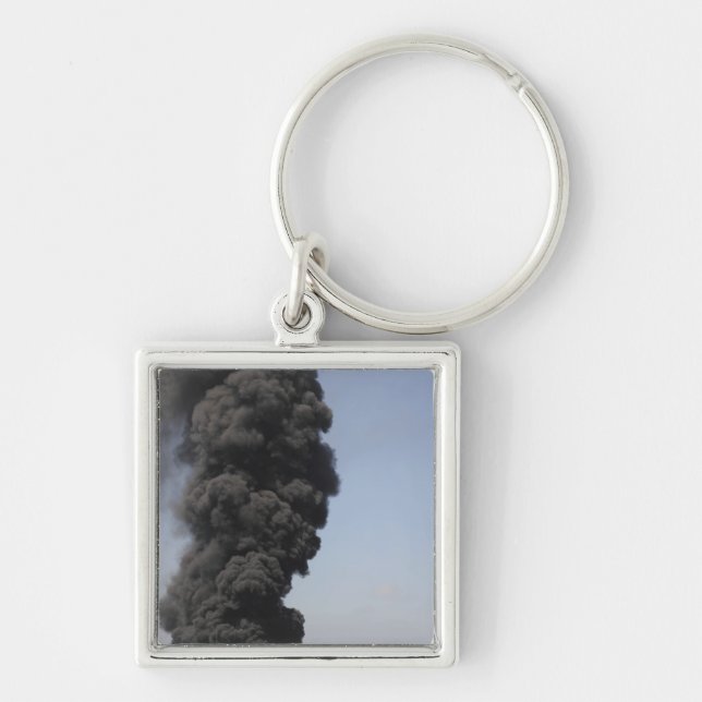 Dunkle Wolken von Rauch und Feuer entstehen Schlüsselanhänger (Vorne)