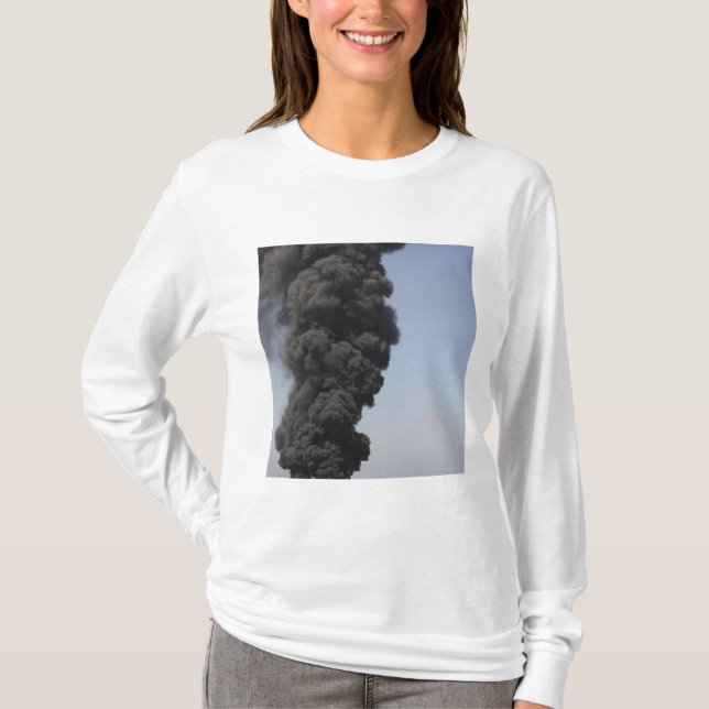 Dunkle Wolken von Rauch und Feuer entstehen T-Shirt (Vorderseite)