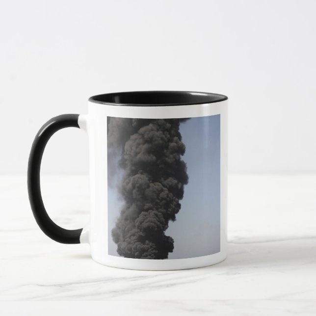 Dunkle Wolken von Rauch und Feuer entstehen Tasse (Links)
