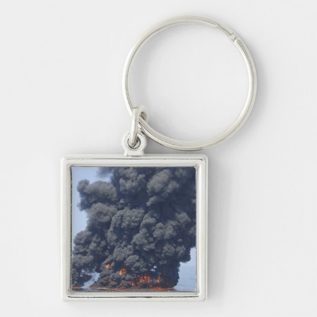 Dunkle Wolken von Rauch und Feuer tauchen auf 2 Schlüsselanhänger (Vorne)