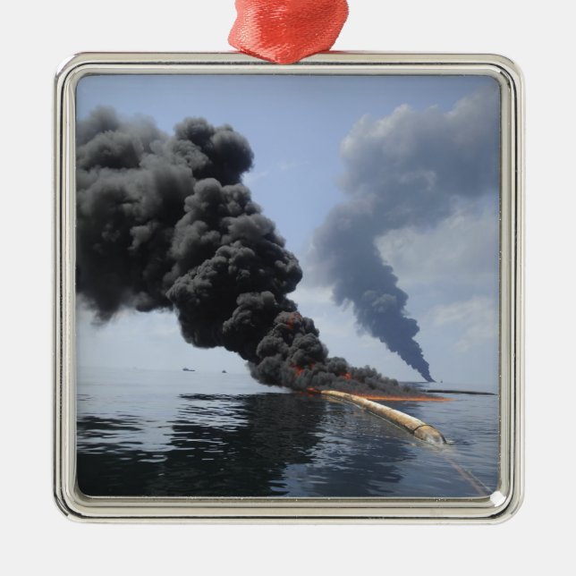 Dunkle Wolken von Rauch und Feuer tauchen auf 3 Silbernes Ornament (Vorne)