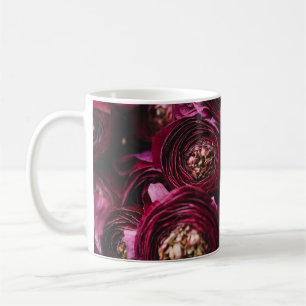Dunkler Lila Ranunculus, blühend Nah-up. Kaffeetasse