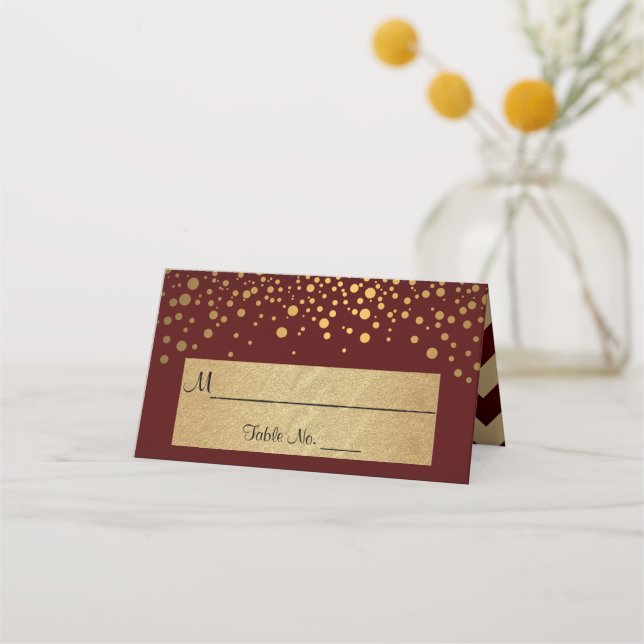 Dunkler Maroon und Gold Zickzack und Konfetti Punk Platzkarte (Vorderseite)