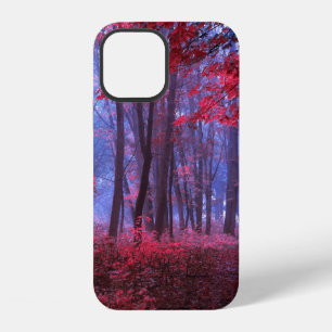Dunkler mysteriöser Wald in rosa Tönen. Mystischer iPhone 12 Hülle