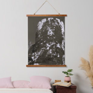Dunkler Turm mit Holz verkleideter Wandteppich Holzrahmen
