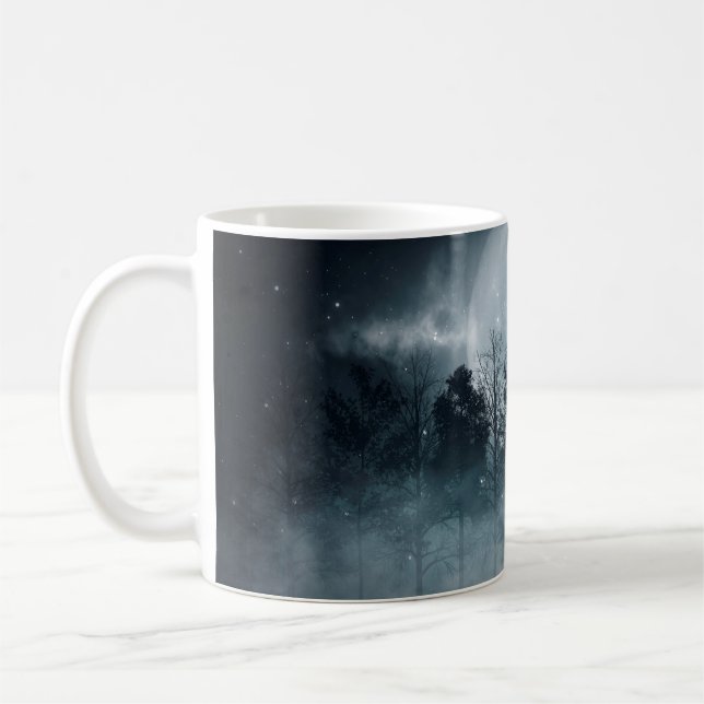 Dunkler Wald. Schöne dunkle Szene mit Bäumen, groß Kaffeetasse (Links)