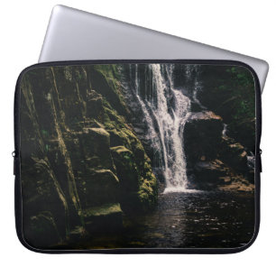 Dunkler Wasserfall und ein See, Natur-Fotografie Laptopschutzhülle