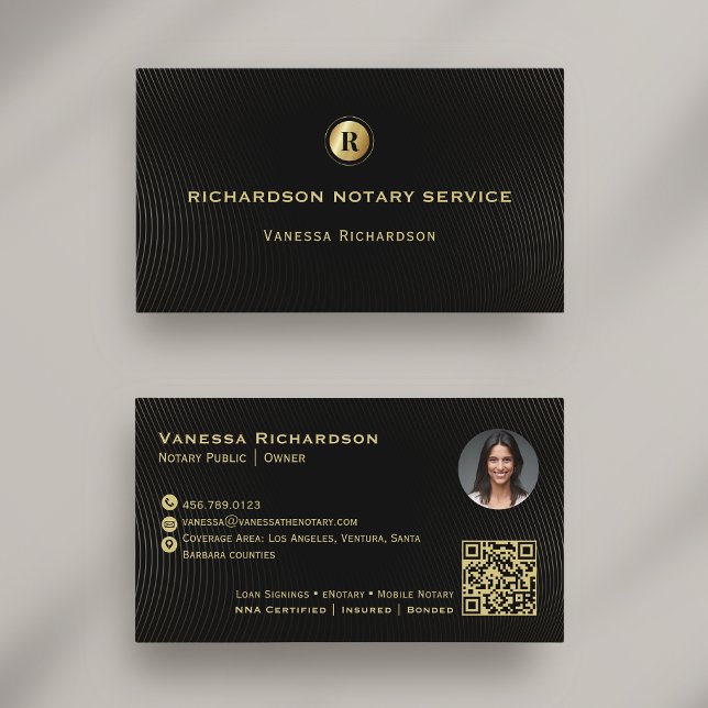 Dunkles Black & Gold Monogram Sleek Notary QR Foto Visitenkarte (Von Creator hochgeladen)