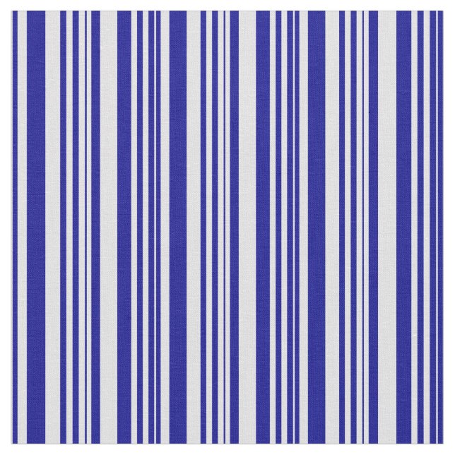 Dunkles Blau- und Lavendelmuster Stoff (Nahaufnahme)